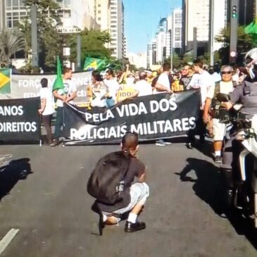 Manifestantes se reúnem para pedir mais segurança às Polícias Militares