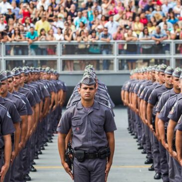 Projeto de Lei Complementar visa acabar com a exigência de 20 anos de serviço obrigatório