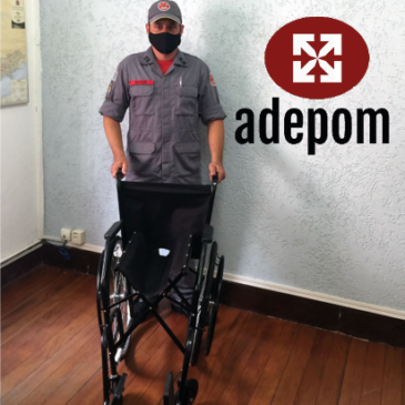 Mais uma cadeira de rodas entregue a quem precisa