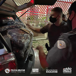 PMs distribuem cobertores e meias em madrugada fria de Osasco