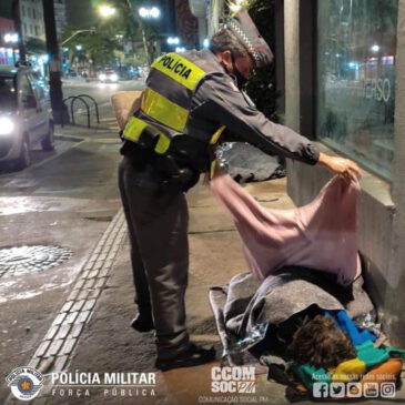 PMs distribuem roupas e cobertores para a população carente
