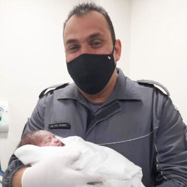 Equipe do 14º BPM/M faz parto na viatura