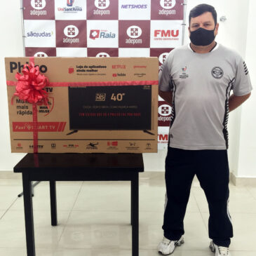 Ganhador do Sorteio Semanal ADEPOM recebe o prêmio na nossa sede