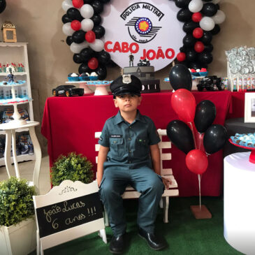 Aniversário festejado na companhia de heróis de verdade