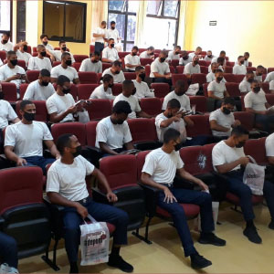 Soldados da PMESP em formação participam de encontro com a Adepom