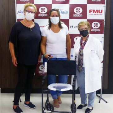 Associada recebe doação de cadeira de banho da ADEPOM