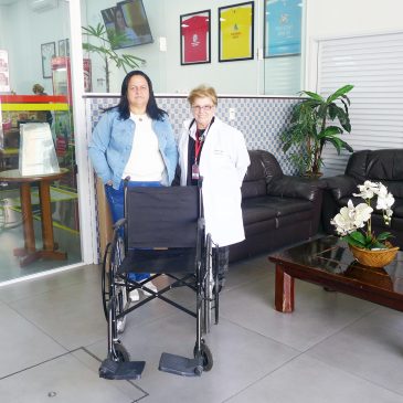 Associado de Guarulhos recebe doação de cadeira de rodas da ADEPOM