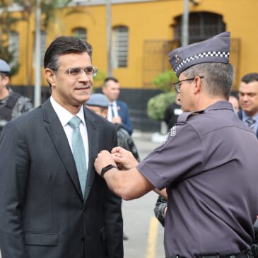 Personalidades recebem a medalha Cap Alberto Mendes Júnior no 1º BPChq