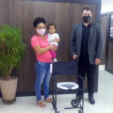 Mais uma cadeira de banho doada pela ADEPOM