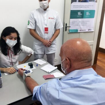 Drogasil e Droga Raia prestam serviços de saúde gratuitos no aniversário da ADEPOM