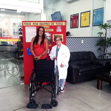 Serviço Social da Adepom doa mais uma cadeira de rodas