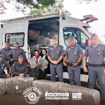 PMs do 33º BPM/M e seus familiares doam roupas e cobertores em Carapicuíba