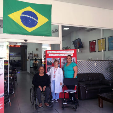 Associada recebe doação de cadeiras de rodas e banho da Adepom