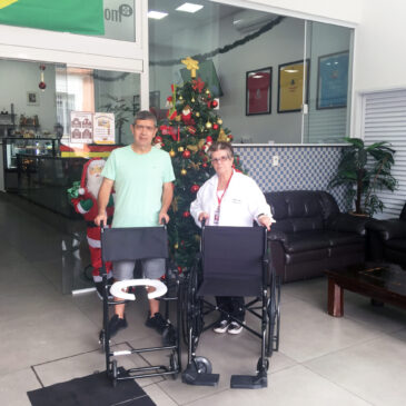 Veterano recebe doação de cadeiras de roda e banho da ADEPOM
