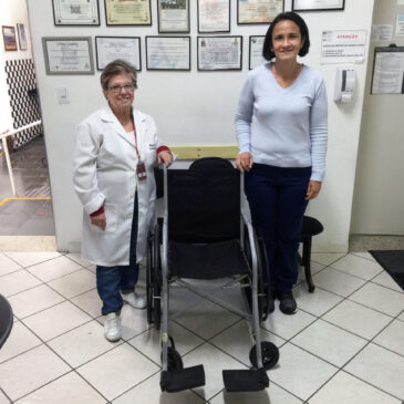 Serviço Social da ADEPOM doa mais uma cadeira de rodas