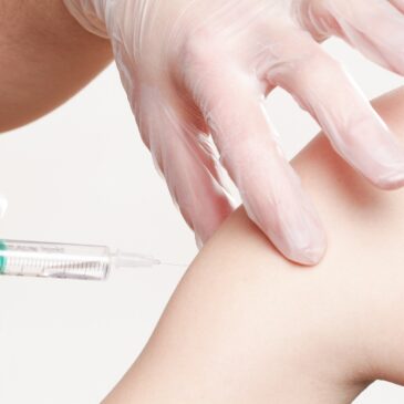 Pessoas acima de 60 anos já podem receber a vacina bivalente contra a Covid