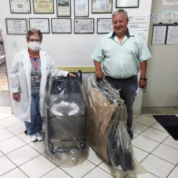 Adepom doa cadeira de rodas e banho para associada de Guaratinguetá