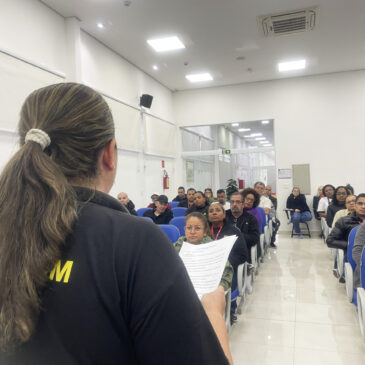 Equipe da ADEPOM realiza reunião com a gerente de administração e finanças