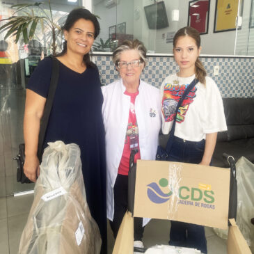 Associada recebe doação de cadeiras de rodas e banho da ADEPOM