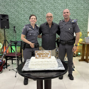 Bolo de parabéns com apresentação do CMUs na celebração de aniversário da ADEPOM